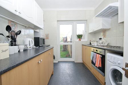 Room in a Shared House, Gibbon Road, W3 - Photo 2