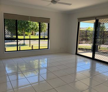Spacious Family Home Opposite Beautiful Parkland - Photo 6