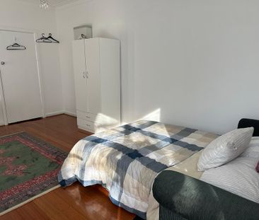 3-bedroom shared house, Heathfield Rise Box Hill North - Photo 6