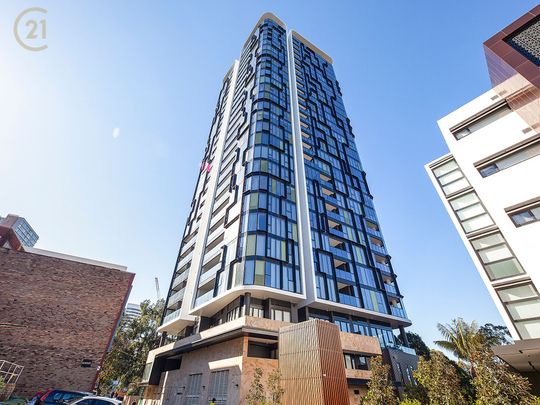 Modern Apartment with Beautiful District Views ** Available 19/06/2025 ** - Photo 1