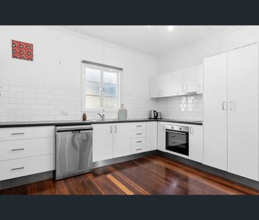 Spacious Coastal Family Home - Photo 6