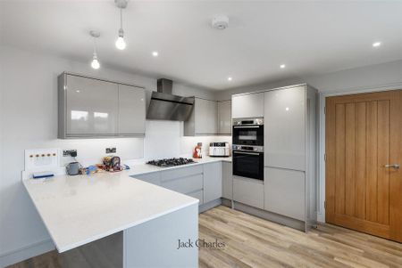 4 bedroom detached house to rent - Photo 3