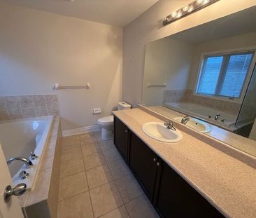 For Lease - 1063 Warby Trail, Newmarket, Ontario - Photo 6