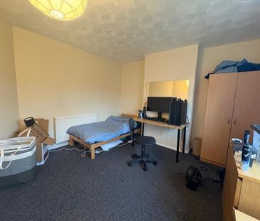 4 bedroom semi-detached house to rent - Photo 3