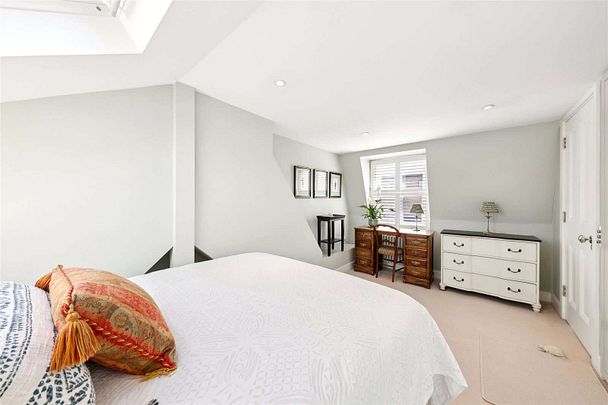 SHORT LET - A beautiful three bedroom house on the desirable Elsley Road. - Photo 1