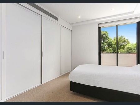 Bright & Luxurious Unit in Highly Sought-After Complex - Photo 3