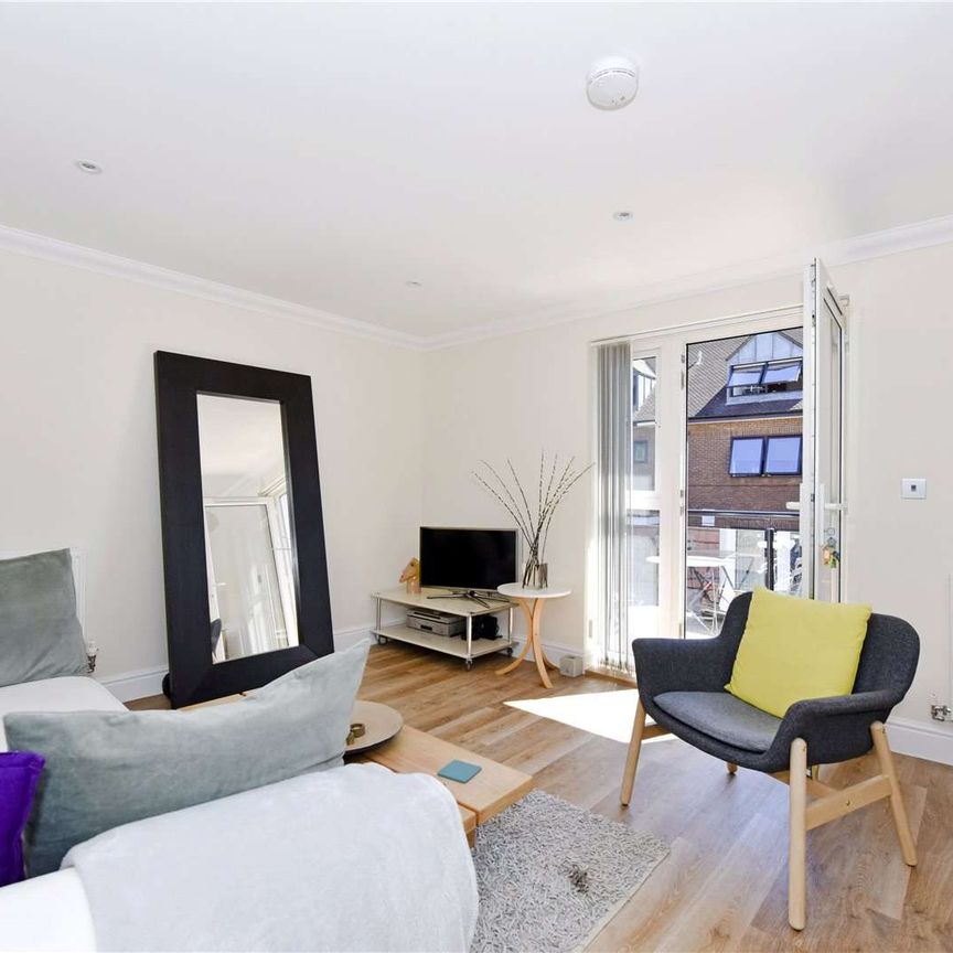 Duplex apartment with balcony and parking within 150 metres of Amersham train and Metropolitan line tube station. - Photo 1