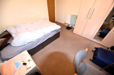 5 bedroom Flat in Flat 2, 49a Kirkstall Lane - Photo 4