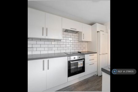 3 bedroom semi-detached house to rent - Photo 5