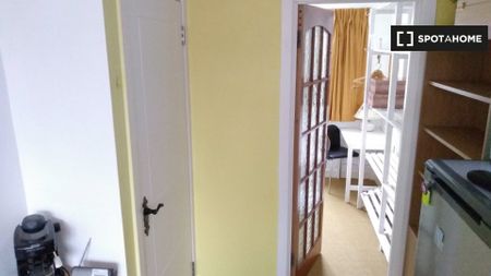 Room in a 2-Bedroom apartment for rent in Ballygall, Dublin - Photo 5