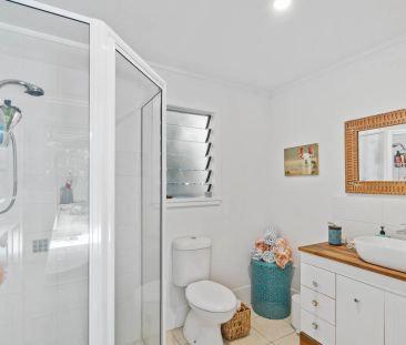 Fully furnished Queenslander with pool in the heart of freshwater - Photo 6