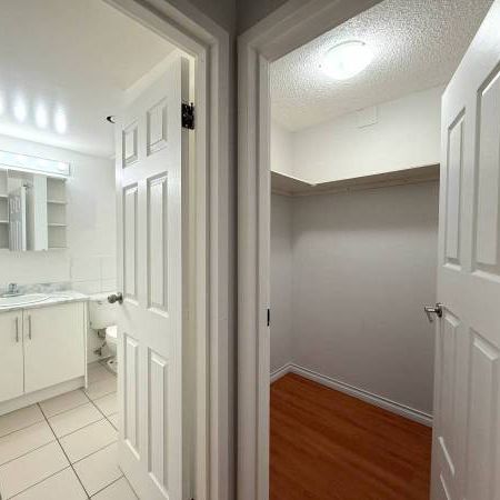 Bright & Spacious 2-Bedroom Suite Prime Location - Photo 3