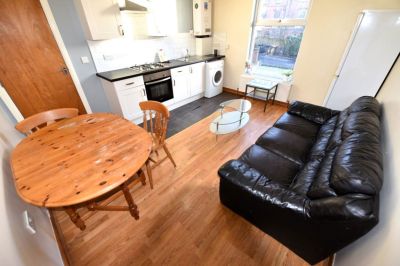 1 bedroom Flat in Midland Road, Leeds - Photo 2