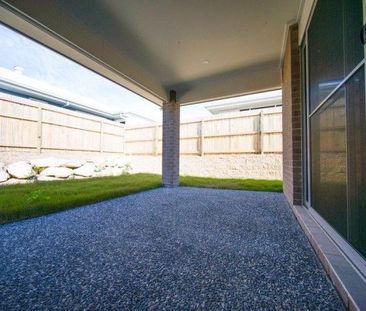 NEARLY BRAND NEW! SPACIOUS & MODERN house in Pimpama - Photo 6