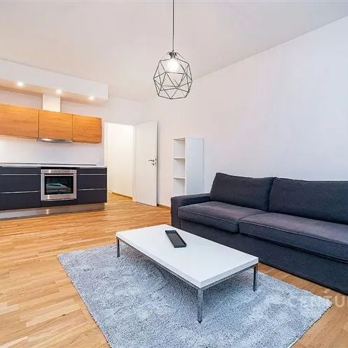 Světlý, plně zařízený byt 2+kk s lodžií, sklepem a garážovým stáním – 5 min od metra Střížkov - Photo 1