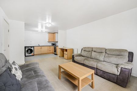 3 bedroom flat to rent - Photo 2