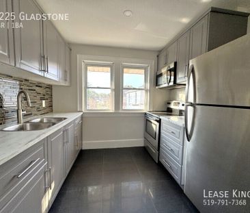 1225 Gladstone Upper - Photo 2