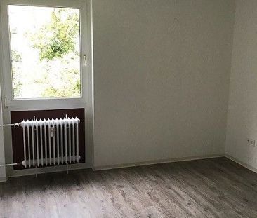 Renovierte, helle 2-Zimmer-Wohnung mit Balkon ab sofort frei! - Photo 1