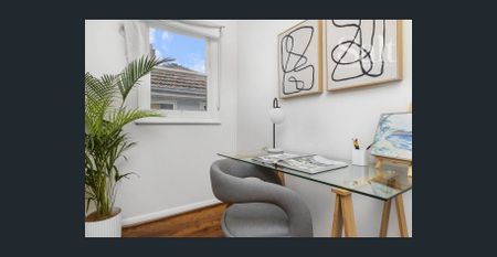 Move in ready with two garages - 6 month lease - Photo 4