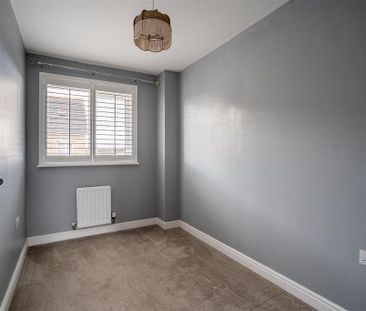 4 bedroom end of terrace house to rent - Photo 1