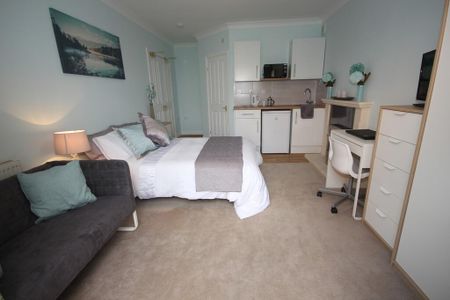 1 bedroom in a house share to rent - Photo 2