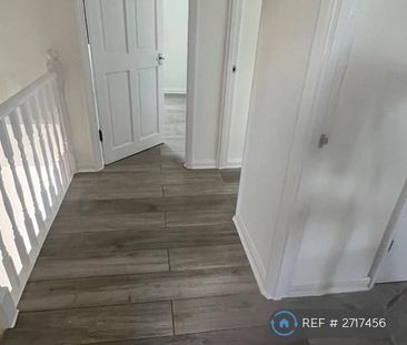 4 bedroom semi-detached house to rent - Photo 2