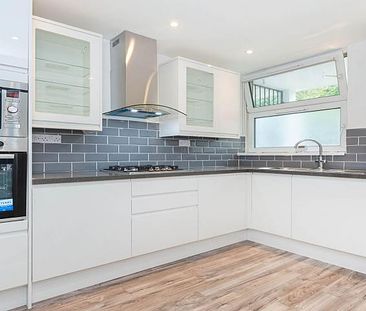 Newly refurbished 3 bed with luxury kitchen and 2 bathrooms - Photo 3
