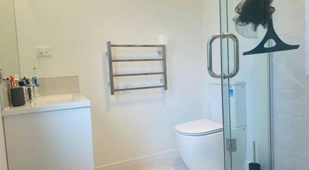 2 Ensuite Bedrooms ÃÆ'¢Ãâ€Ã¢â€¬Ãâ€" Modern Comfort & Privacy! - Photo 5