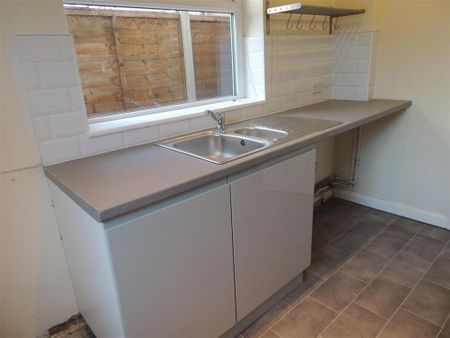 3 bedroom end of terrace house to rent - Photo 4