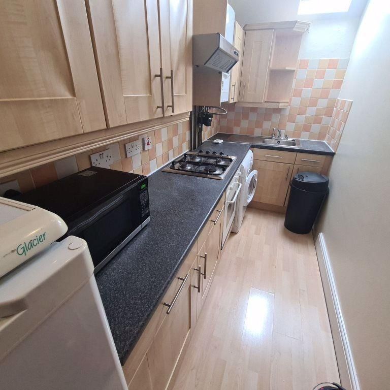 4 bedroom flat to rent - Photo 1