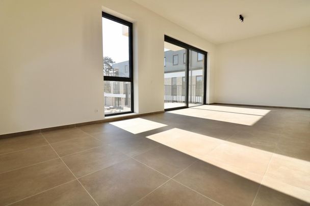 Nieuwbouwappartement met 2 slpk, terras en autostaanplaats in Edward Poppe Woonpark voor 895 EUR/mnd - foto 1
