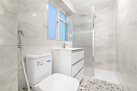 This raised ground floor one-bedroom apartment is a good size and includes an open kitchen reception. The circular bedroom is a spacious double and includes a dressing room, all in the beautiful Grade II listed Royal Crescent with access to communal gardens. EPC rating D - Photo 5