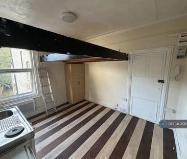 Studio to rent - Photo 1