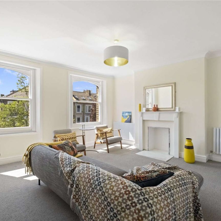A spacious four bedroom part-furnished home - Photo 1