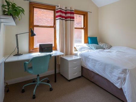 4 Bed Semi-Detached House, Montague Road, LE2 - Photo 2