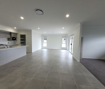 Spacious 4-Bedroom Home in the Endeavour Estate - Photo 1