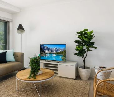 Modern Coastal Living – Spacious Apartment in Prime Location - Photo 1
