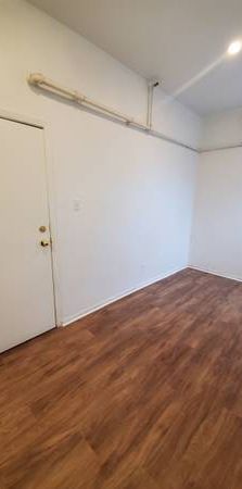 Toronto Bachelor Apt Available Utility Inclusive - Photo 1