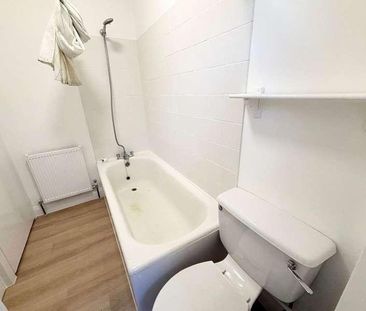 Glebe Road, Egham, TW20 - Photo 6