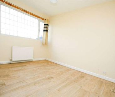 Bell Farm Avenue, Dagenham, RM10 - Photo 5