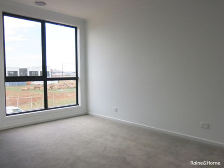 "MODERN 3 BEDROOM TOWNHOUSE" - Photo 3