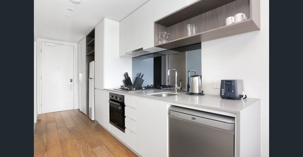 IMMACULATE FURNISHED ONE BEDROOM IN BUNDOORA - Photo 1