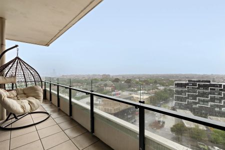 Live the High Life! Spacious 10th-Floor Apartment with Sweeping City & Bay Views - Photo 2