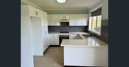 FRESHLY RENOVATED 3 BEDROOM TOWNHOUSE!! - Photo 3