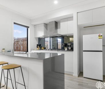 3 Bedroom, Multiple Living Area Townhouse For Lease! - Photo 6