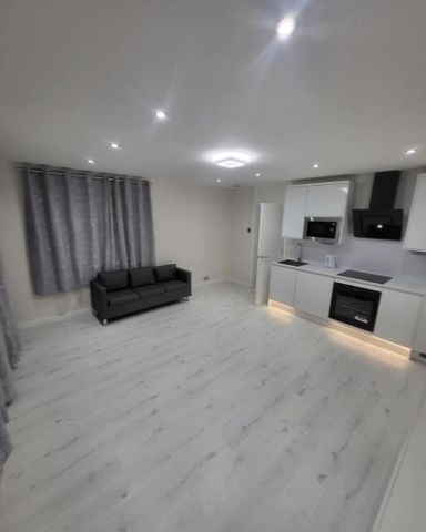 1 bedroom in a flat share to rent - Photo 5