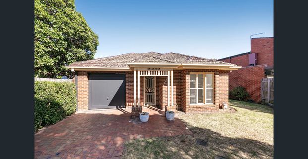 Oversized 3 bedroom home - gardening maintenance included - Photo 1