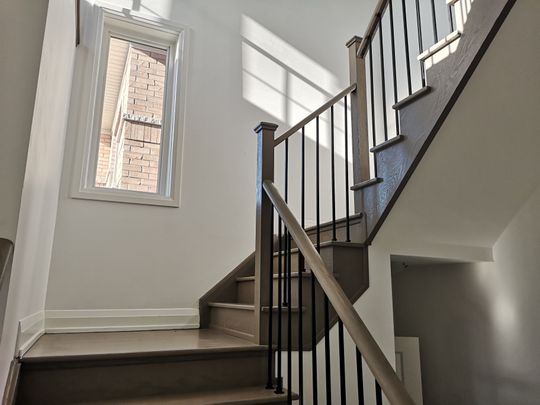 For Lease - 31 Snap Dragon Trail, East Gwillimbury, Ontario - Photo 1