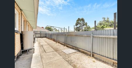 Ground Floor Unit in Small Complex! - Photo 2