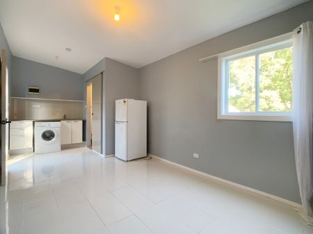 Studio In Sought After Street - Photo 3